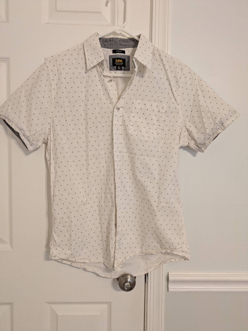 Lee Men’s White Short-Sleeve Button-Down Shirt with Subtle Gray Dot Print